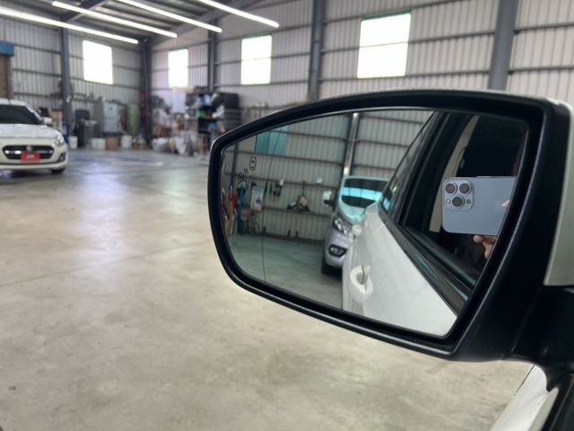 一手車 全車原鈑件 時尚經典款 腳踢尾門 全景天 定速 盲點 免鑰匙 倒車影像 藍芽 後座充電  第7張相片