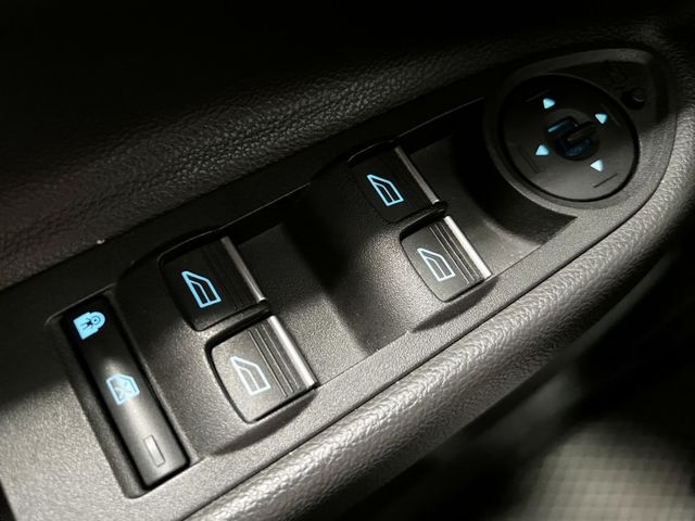 一手車 全車原鈑件 時尚經典款 腳踢尾門 全景天 定速 盲點 免鑰匙 倒車影像 藍芽 後座充電  第8張相片