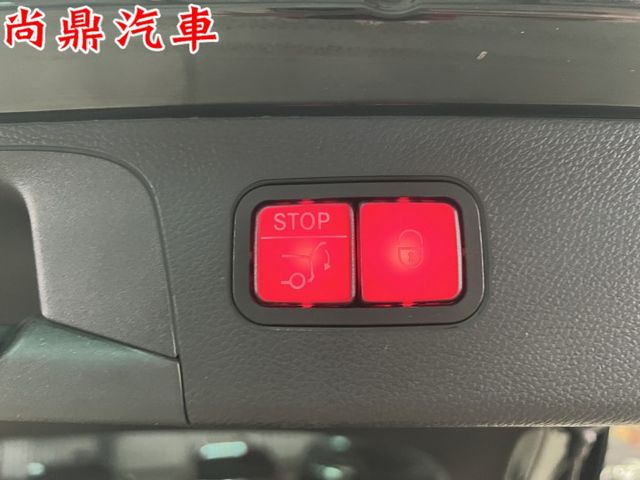 GLC250總代理 4WD 4MATIC 運動版 原鈑件 里程僅跑6萬 全景天窗 免鑰匙 定速 360環景 導航 盲點  第4張相片