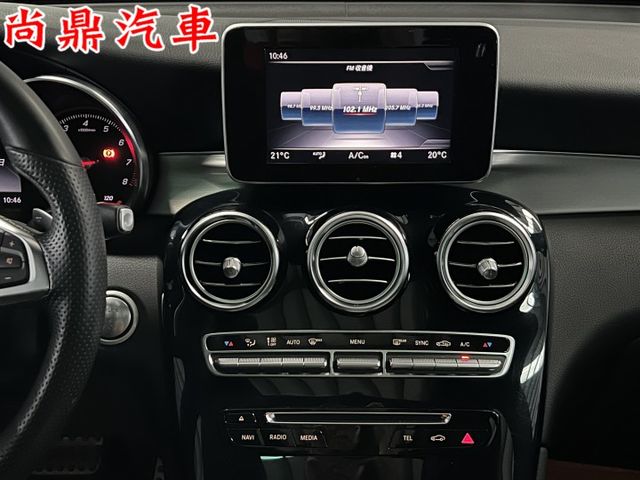 GLC250總代理 4WD 4MATIC 運動版 原鈑件 里程僅跑6萬 全景天窗 免鑰匙 定速 360環景 導航 盲點  第14張相片