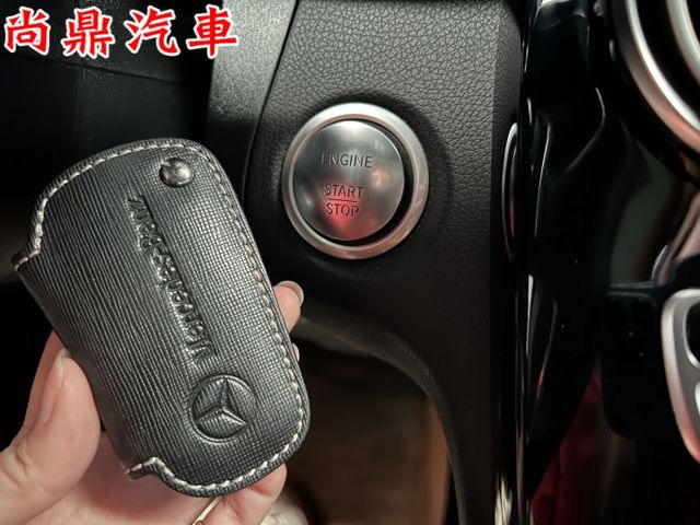 GLC250總代理 4WD 4MATIC 運動版 原鈑件 里程僅跑6萬 全景天窗 免鑰匙 定速 360環景 導航 盲點  第18張相片