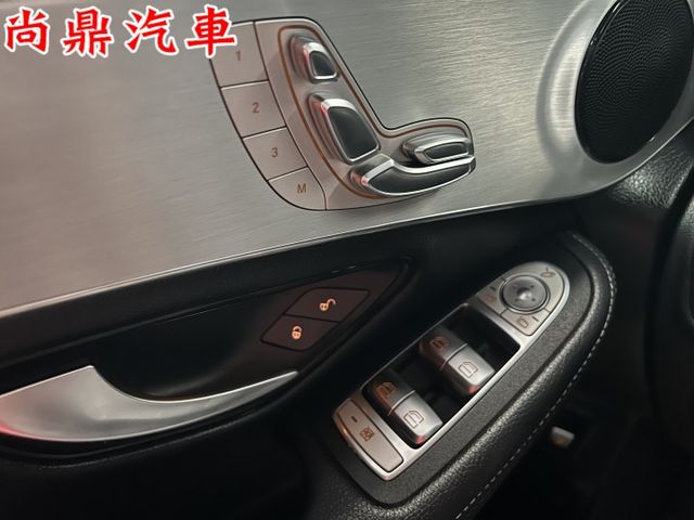 GLC250總代理 4WD 4MATIC 運動版 原鈑件 里程僅跑6萬 全景天窗 免鑰匙 定速 360環景 導航 盲點  第9張相片