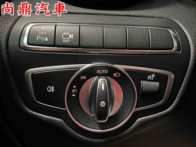GLC250總代理 4WD 4MATIC 運動版 原鈑件 里程僅跑6萬 全景天窗 免鑰匙 定速 360環景 導航 盲點  第10張相片