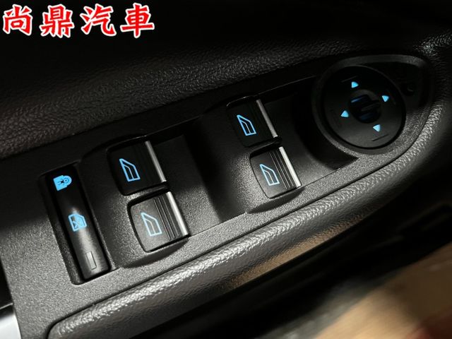 一手車 全車原鈑件 時尚經典款 腳踢尾門 全景天 定速 盲點 免鑰匙 倒車影像 藍芽 後座充電  第11張相片