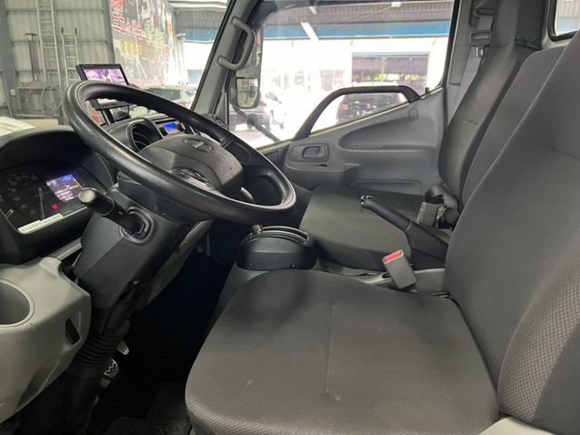 HINO 300 自排 自排 自排 里程僅跑3萬 雙芯升降尾門 全車行車紀錄器 免頭款 可全額貸款  第3張相片