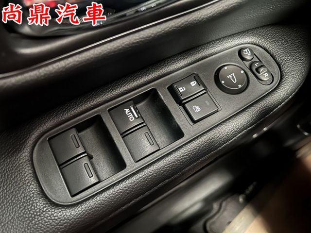 S版 免鑰匙 定速 換檔撥片 倒車影像 LED頭燈 恆溫空調 藍芽 駕駛模式 行車紀錄器  第9張相片