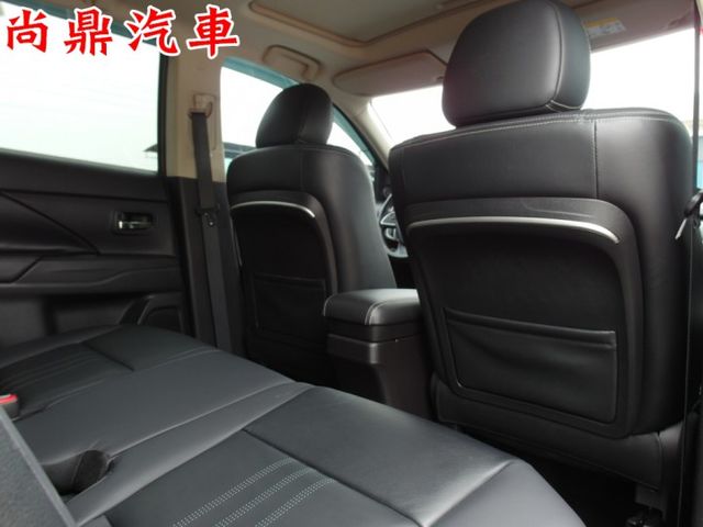 4WD 原鈑件 里程僅跑8萬 ACC跟車 天窗 免KEY 電尾門 定速 換檔撥片 倒車影像 抬頭顯示器  第19張相片