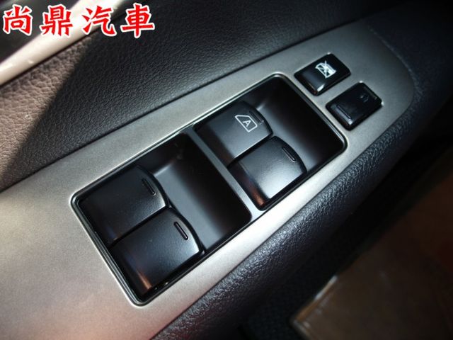 YES認證車 全車原鈑件 里程保證 無待修 實車實價 ABS 安全氣囊 倒車雷達 倒車影像 胎壓偵測 電動後視鏡  第13張相片