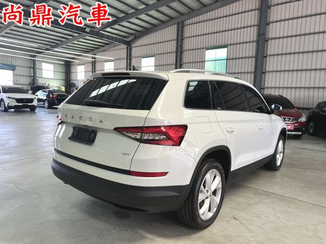 2021型 小改款 4x4尊榮款 七人座 原鈑件 全景天 電尾門 ACC跟車 盲點 環景 CARPLAY 可貸款  第5張相片