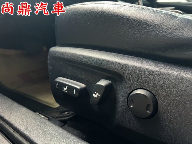 頂級款 里程僅跑7萬 原鈑件 天窗 免KEY 摸門 定速 電動座椅 導航 倒車影像 數位電視 可參考車貸  第8張相片