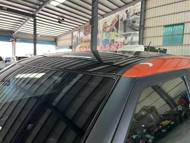 橘色配黑屋頂 里程僅跑2.4萬 免鑰匙 定速 360環景 導航 CARPLAY 換檔撥片 ISOFIX 歡迎預約賞車  第2張相片