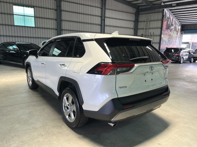 一手車 旗艦款 全車原鈑件 里程跑7萬 電尾門 360環景 ACC跟車 車道偏離 盲點 電動記憶椅  CARPLAY  第2張相片