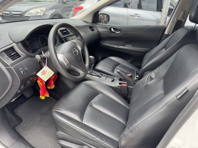 2019  TIIDA 白  第2張相片