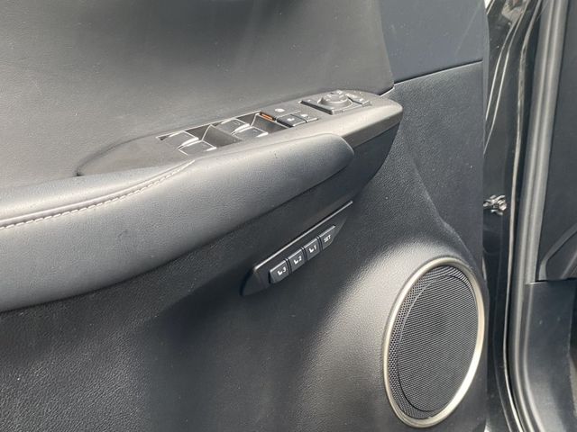 Lexus NX  第7張相片