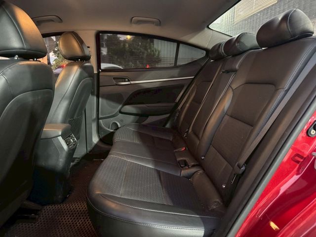 Hyundai Elantra  第3張相片