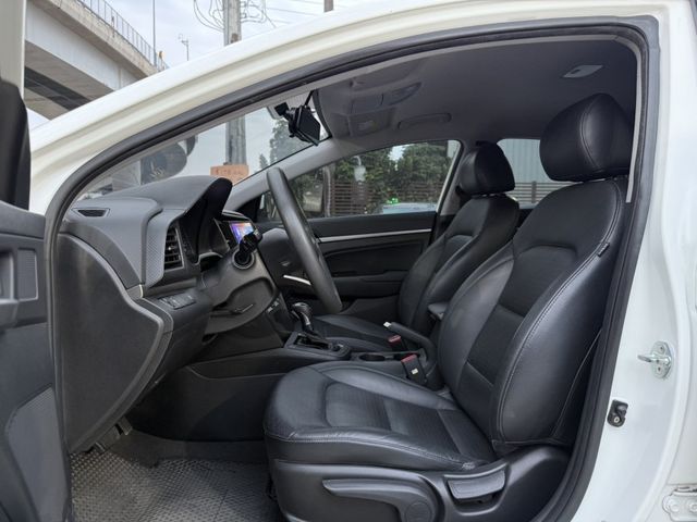 Hyundai Elantra  第8張相片