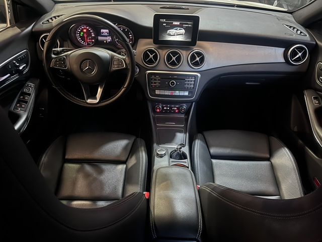 M-BENZ賓士 CLA200  第3張相片