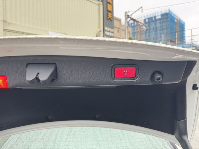 M-BENZ賓士 E200  第4張相片