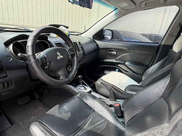 MITSUBISHI三菱 OUTLANDER  第4張相片