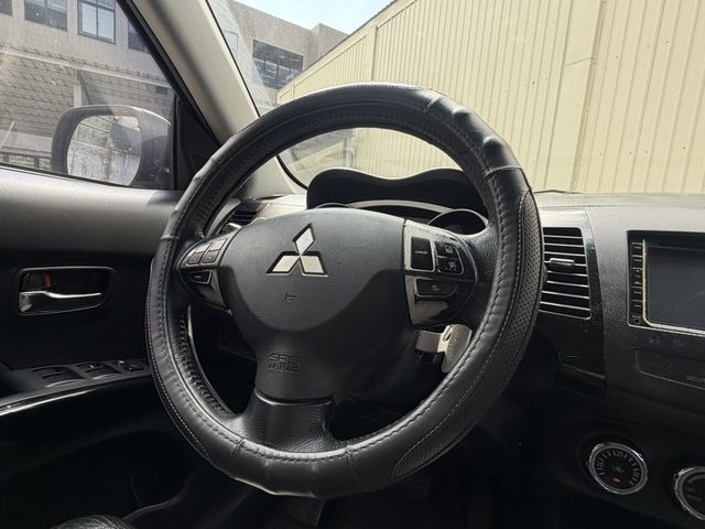 MITSUBISHI三菱 OUTLANDER  第8張相片