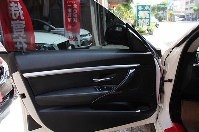 ✅全車原漆✅升級電尾門✅氣氛燈✅無線CARPLAY⭕正14年 328I GT總代理✅升降尾翼 全景天窗 可全貸 無漏油  第16張相片