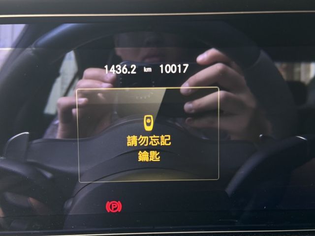 ⭕正21年小改款 僅跑1萬✅全滿配車款✅P20✅鑽石白✅跑車排氣管✅氣壓懸吊✅碳纖維內裝✅U88旋鈕✅多光束✅通風加熱椅  第9張相片