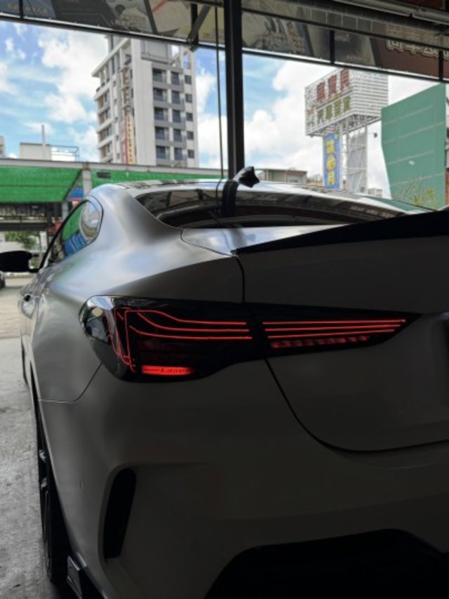 正22年出廠420I COUPE⭕全車消光白貼膜⭕小改款尾燈⭕原鈑件✅黃金眼大燈✅水晶排檔桿✅5AU輔助✅外觀空力套件✅  第9張相片