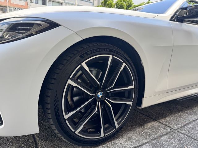 正22年出廠420I COUPE⭕全車消光白貼膜⭕小改款尾燈⭕原鈑件✅黃金眼大燈✅水晶排檔桿✅5AU輔助✅外觀空力套件✅  第10張相片