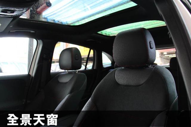 ⭕正23年出廠⭕四輪傳動版本✅原裝正23P輔助駕駛✅多光束頭燈✅全景天窗✅夜色套件✅僅跑1.7萬✅未領牌✅新車利率  第16張相片