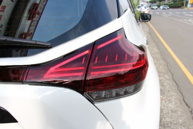 ⭕市場唯一⭕正25年出廠落地新車⭕樂咖特仕版 ✅全車黑化套件 ✅JBL音響✅360環景 ✅恆溫空調 ✅黑色尾翼⭕實車在店  第6張相片