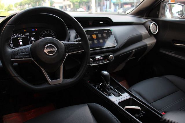 ⭕市場唯一⭕正25年出廠落地新車⭕樂咖特仕版 ✅全車黑化套件 ✅JBL音響✅360環景 ✅恆溫空調 ✅黑色尾翼⭕實車在店  第9張相片