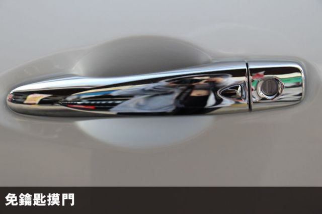 ⭕市場唯一⭕正25年出廠落地新車⭕樂咖特仕版 ✅全車黑化套件 ✅JBL音響✅360環景 ✅恆溫空調 ✅黑色尾翼⭕實車在店  第16張相片