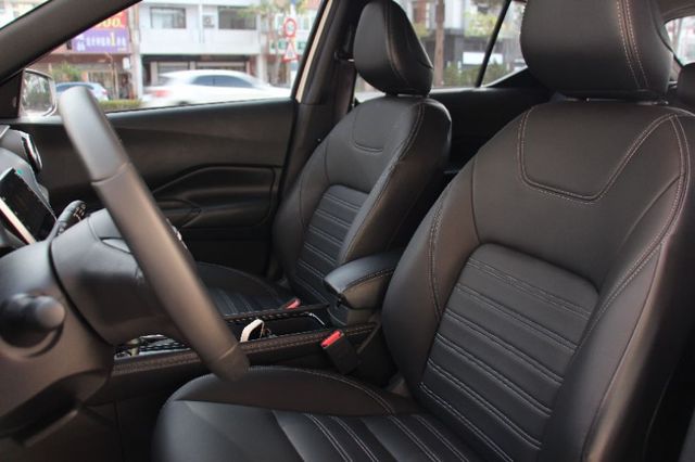 ⭕市場唯一⭕正25年出廠落地新車⭕樂咖特仕版 ✅全車黑化套件 ✅JBL音響✅360環景 ✅恆溫空調 ✅黑色尾翼⭕實車在店  第18張相片