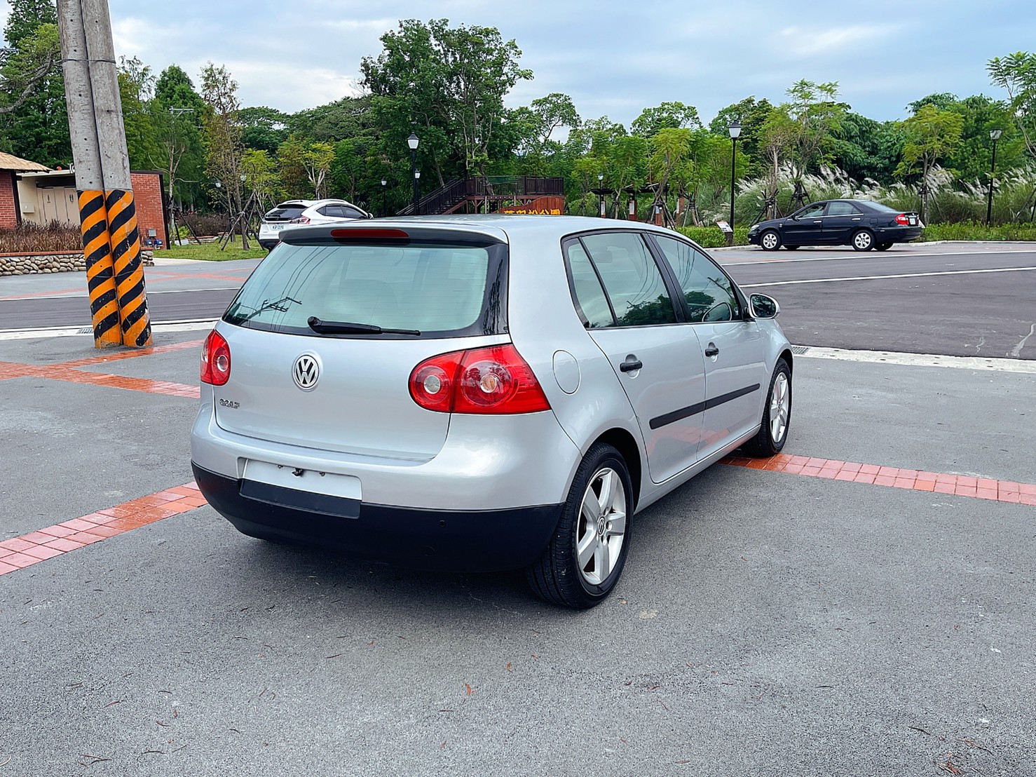 售：福斯GOLF汽油版！百年難得一見好車況～里程跑少保證不準賠5萬直接現場看車出價！  第4張相片