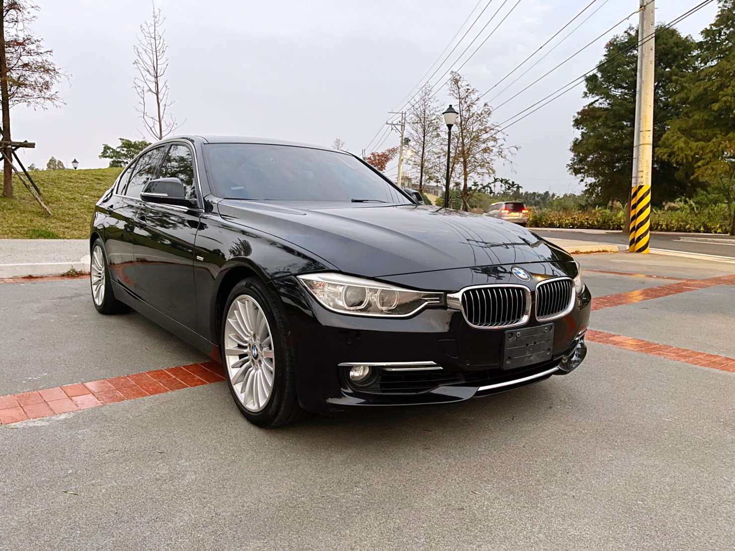 售：正2014年BMW油電335/比馬曲還省油/車道偏移/hk/大螢幕/腳踢尾門/IKEY/等等正跑10萬～電池2年超保保證比其他同業同款更加漂亮歡迎預約看車！  第1張相片