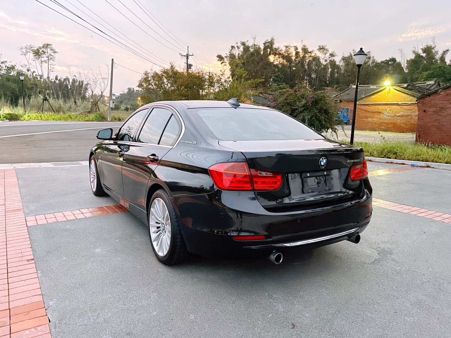 售：正2014年BMW油電335/比馬曲還省油/車道偏移/hk/大螢幕/腳踢尾門/IKEY/等等正跑10萬～電池2年超保保證比其他同業同款更加漂亮歡迎預約看車！  第4張相片