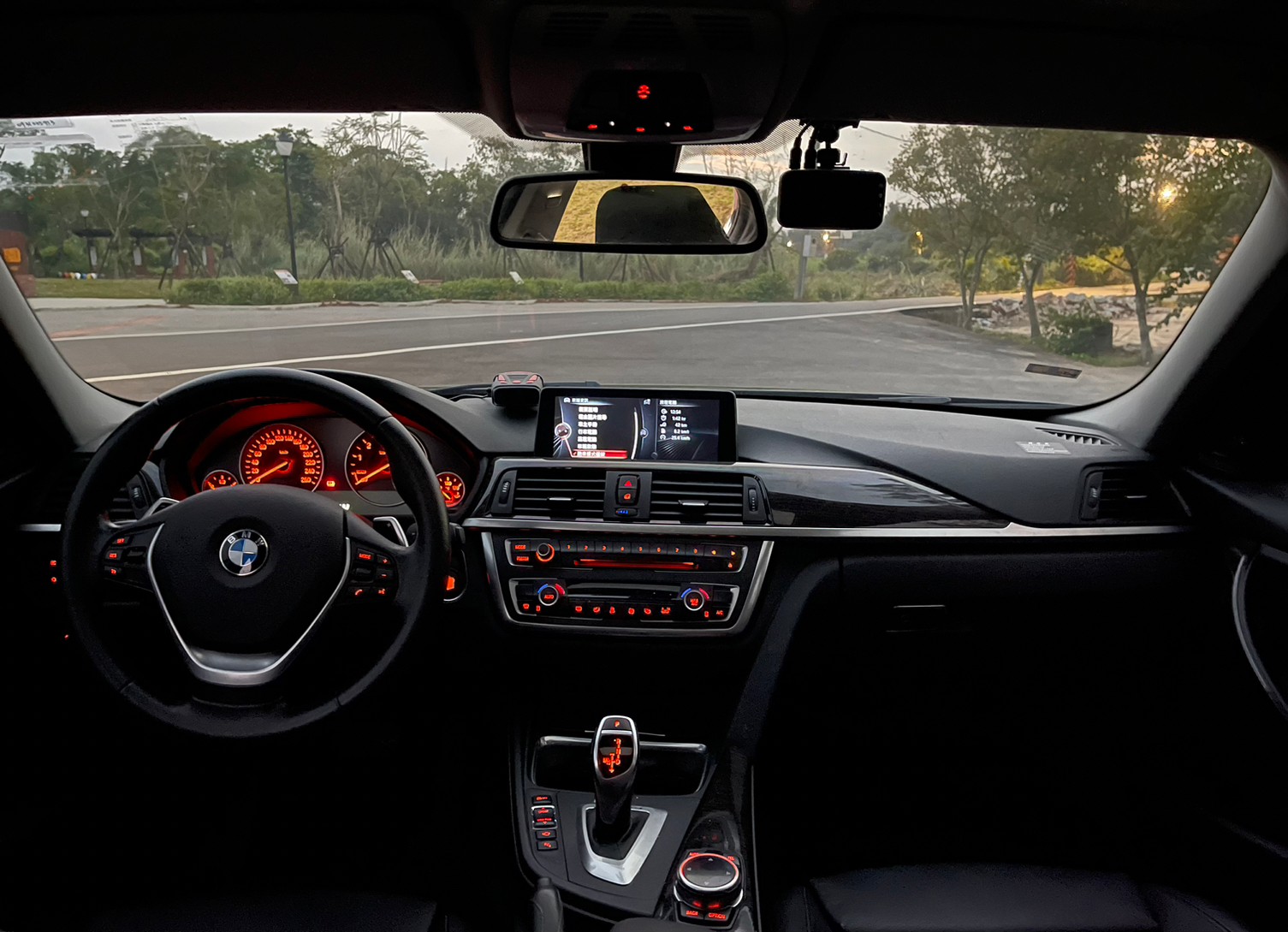 售：正2014年BMW油電335/比馬曲還省油/車道偏移/hk/大螢幕/腳踢尾門/IKEY/等等正跑10萬～電池2年超保保證比其他同業同款更加漂亮歡迎預約看車！  第5張相片