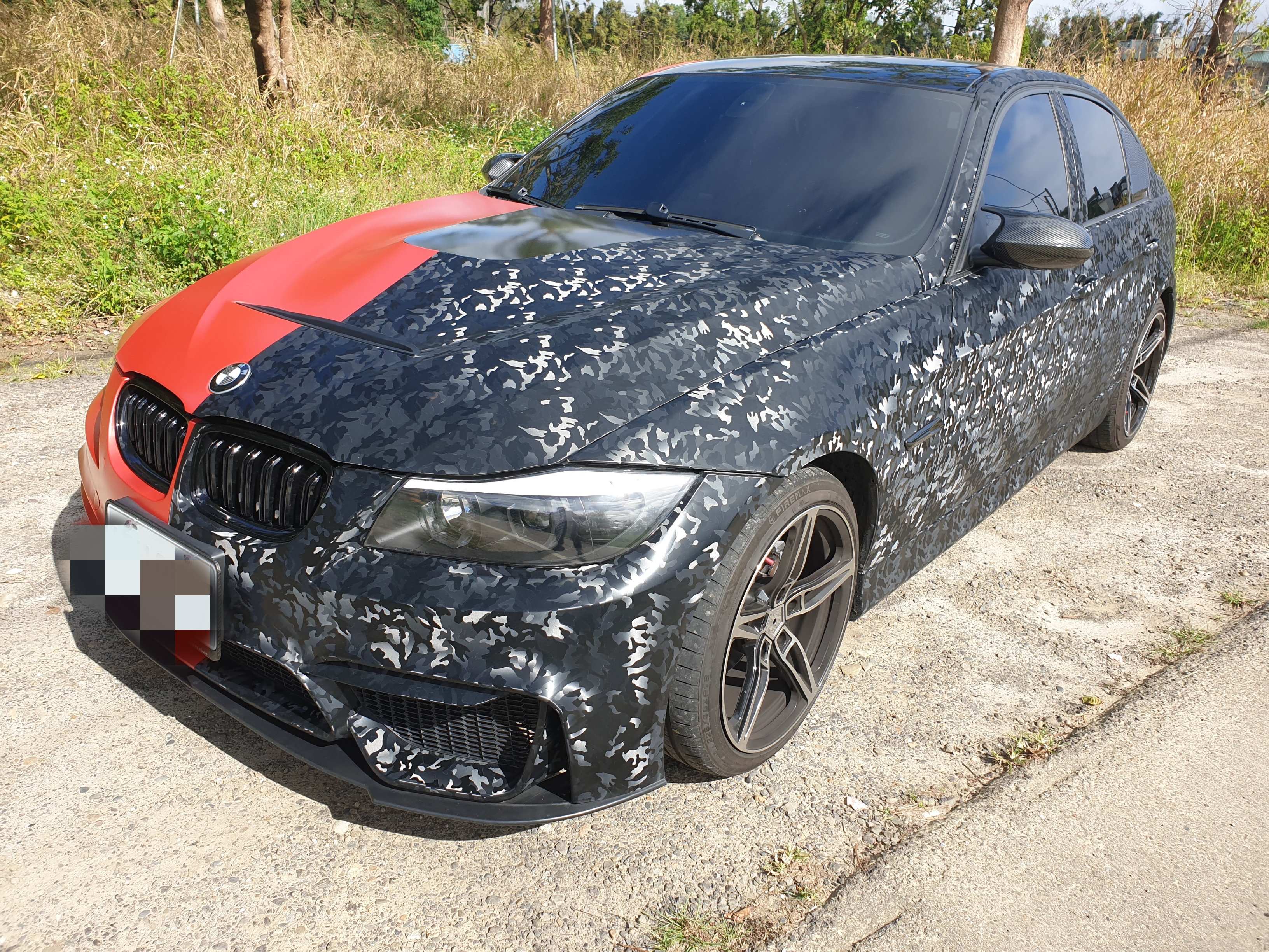 售：紅黑郎君雙色貼膜！BMW323正日規版 12合1影音車美況優歡迎預約賞車  第1張相片