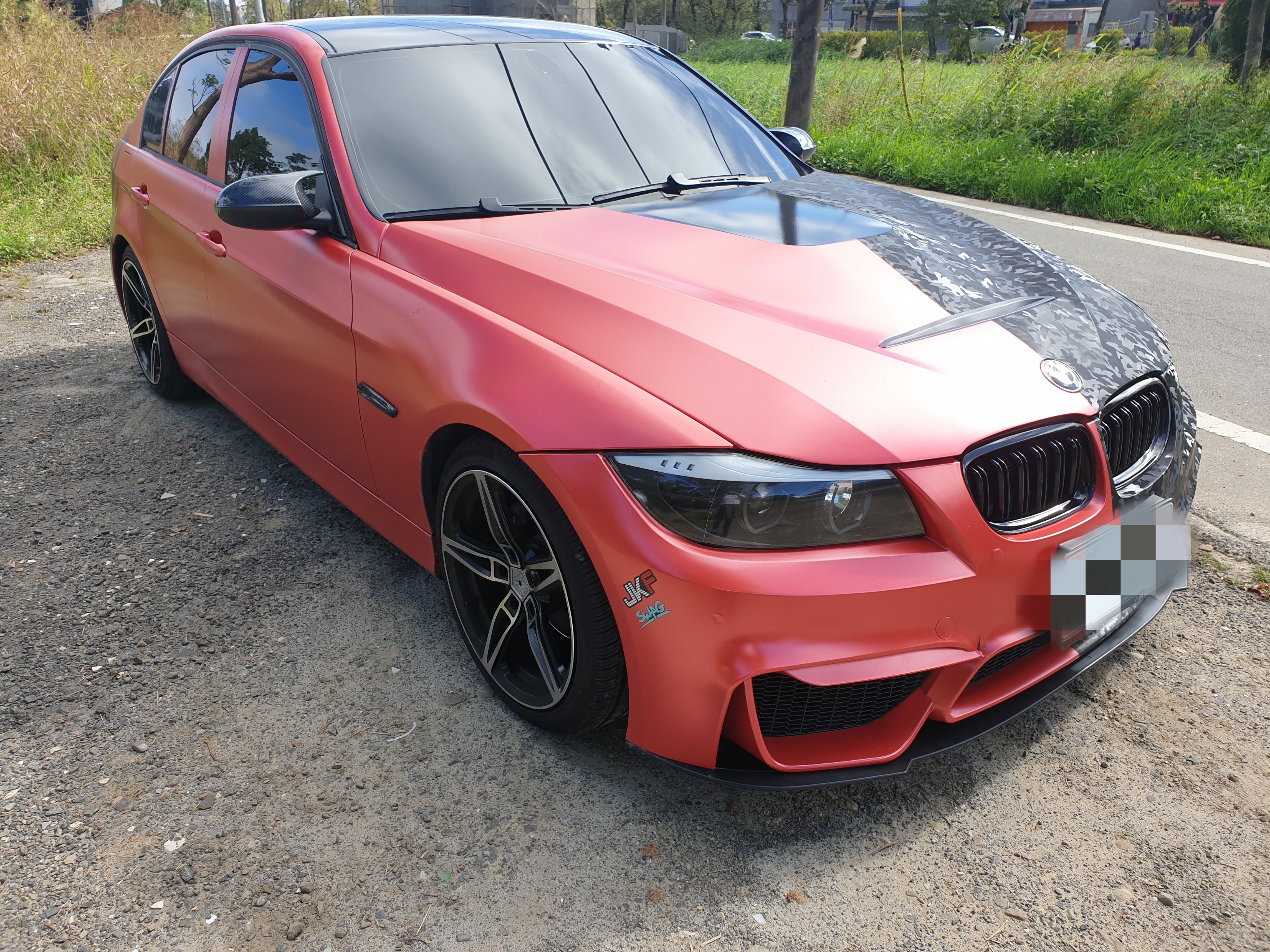 售：紅黑郎君雙色貼膜！BMW323正日規版 12合1影音車美況優歡迎預約賞車  第3張相片