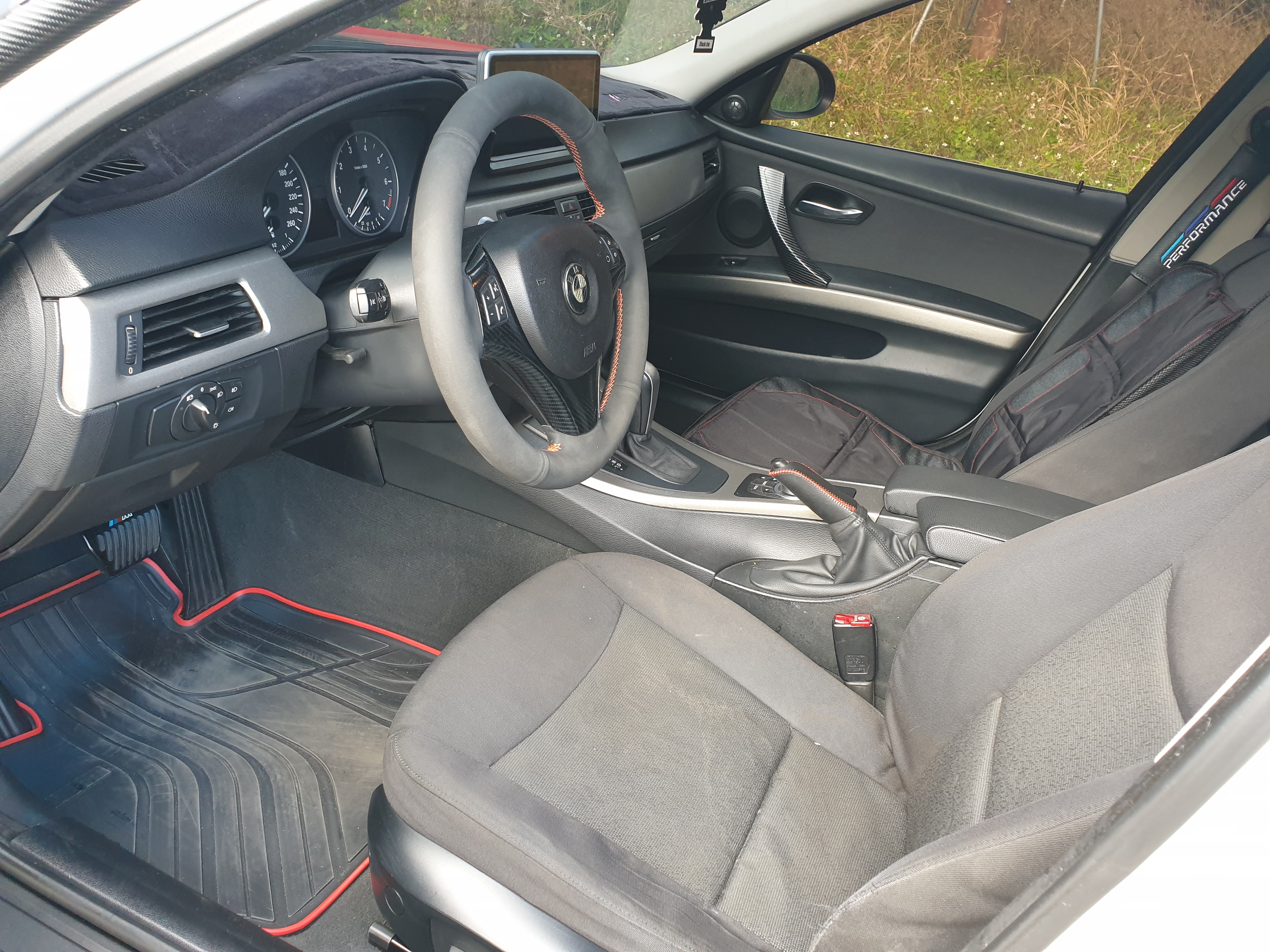 售：紅黑郎君雙色貼膜！BMW323正日規版 12合1影音車美況優歡迎預約賞車  第8張相片