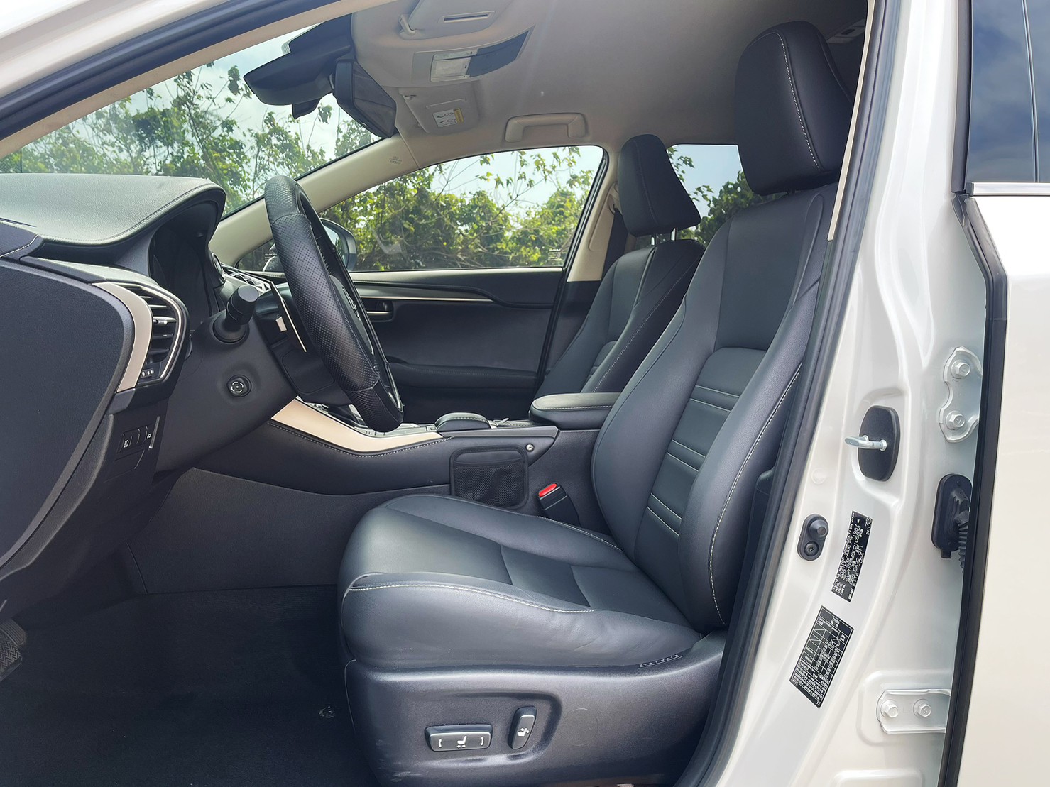 售：LEXUS NX200最頂級菁英PLUS版 ACC全速跟車 盲點 雙電動椅 導航 環景 電尾門等等挑戰全台車況第一歡迎看車！  第5張相片