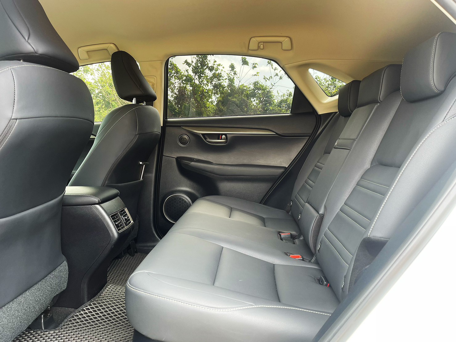 售：LEXUS NX200最頂級菁英PLUS版 ACC全速跟車 盲點 雙電動椅 導航 環景 電尾門等等挑戰全台車況第一歡迎看車！  第6張相片