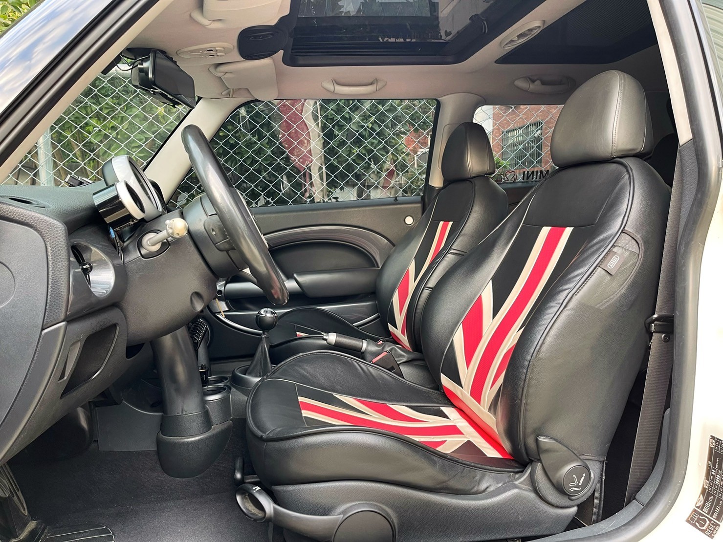 售：MINI迷你COOPER S版 原廠手 前車主改帥不改快 無惡操 精品改裝 買到賺到 里程車況保證全台前3名 限實特惠來電驚喜價！  第7張相片