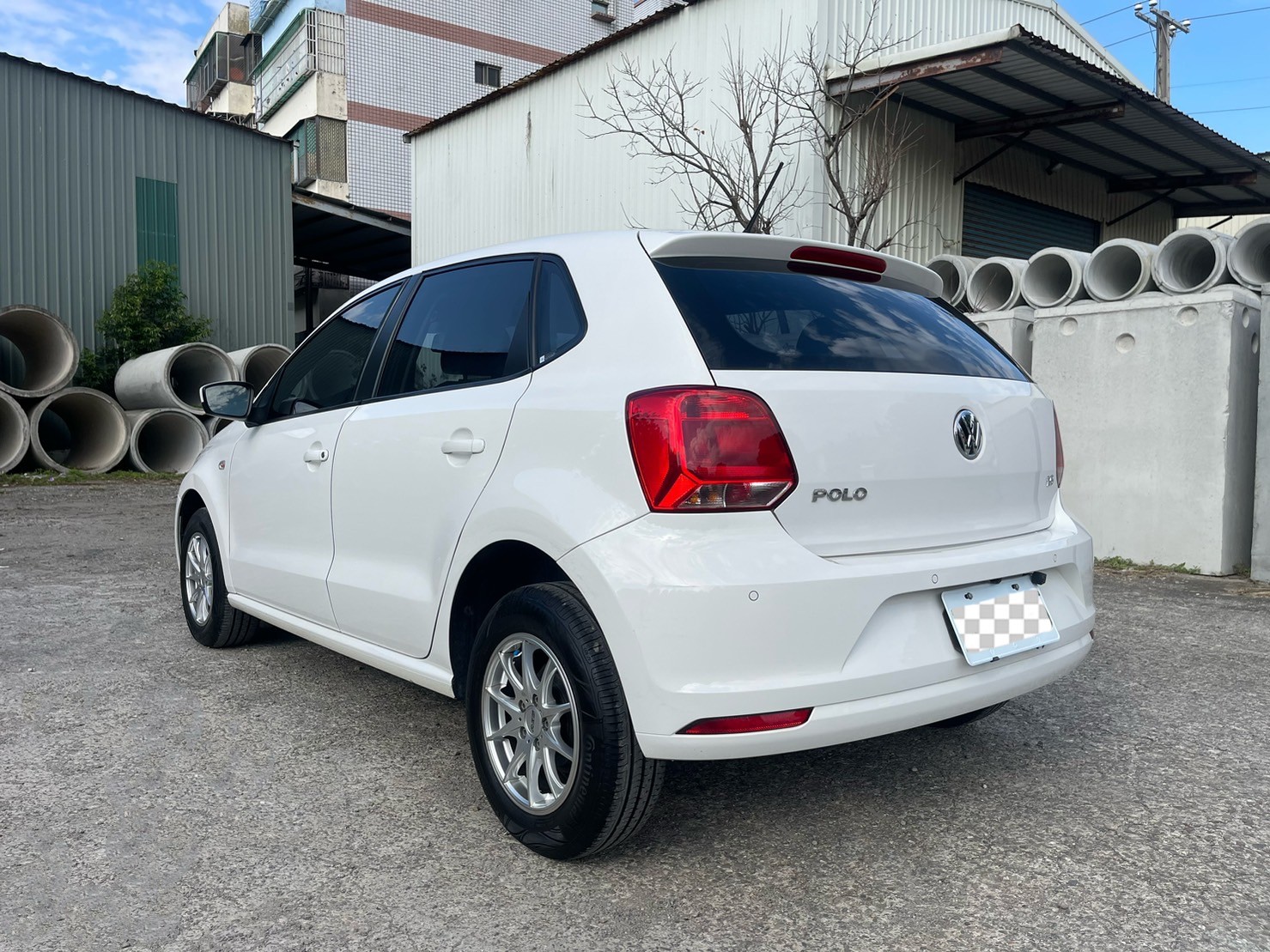 售：VW福斯 POLO五門掀背車 保證無惡操 無改裝 買到賺到 里程車況保證 正ㄧ手媽媽車限實特惠來電驚喜價！  第2張相片