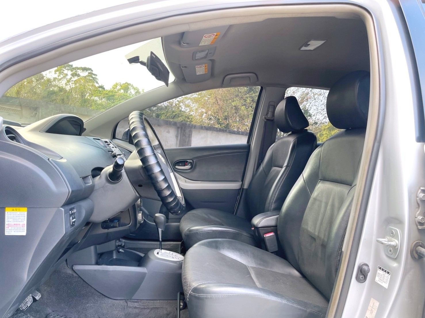 售：豐田YARIS 最真實完美的車況 完整呈現到每位貴賓 先誠實在成交 完美不敗小車之王！  第5張相片