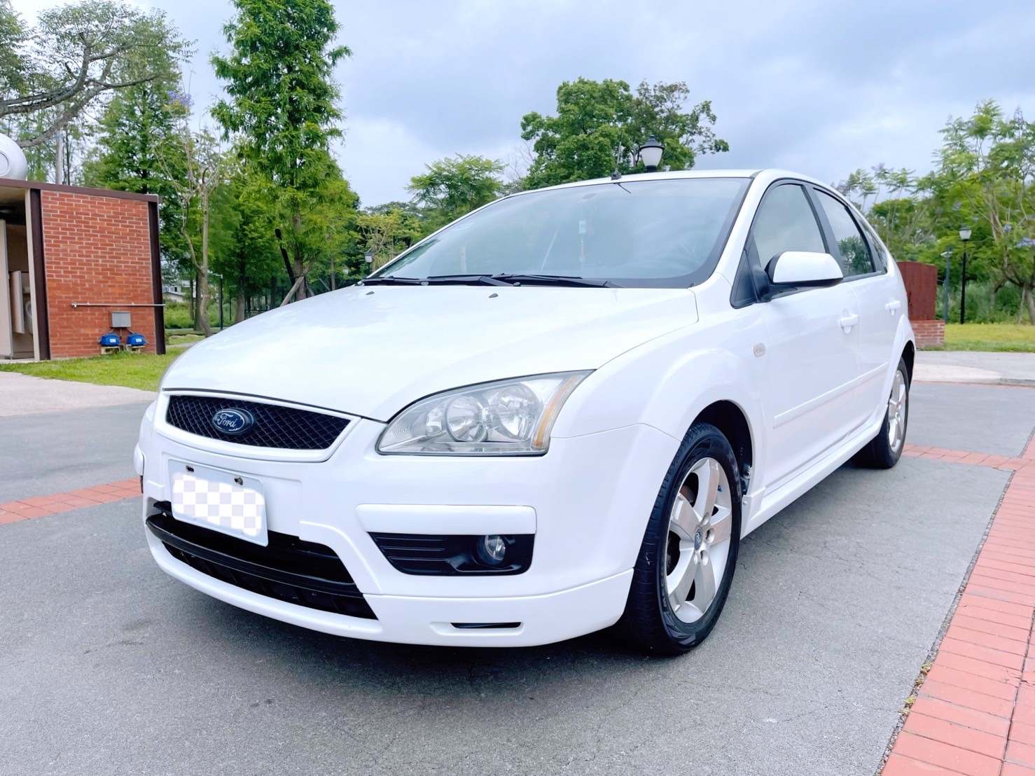 售：FORD FOCUS 佛可司 5門掀背房車 正一手漂亮老師車 無改裝 原版件 無待修 正跑16萬錶準 憑雙證件來直接辦理貸款不看信用 不看記錄 有工作即可 歡迎預約看車！  第1張相片