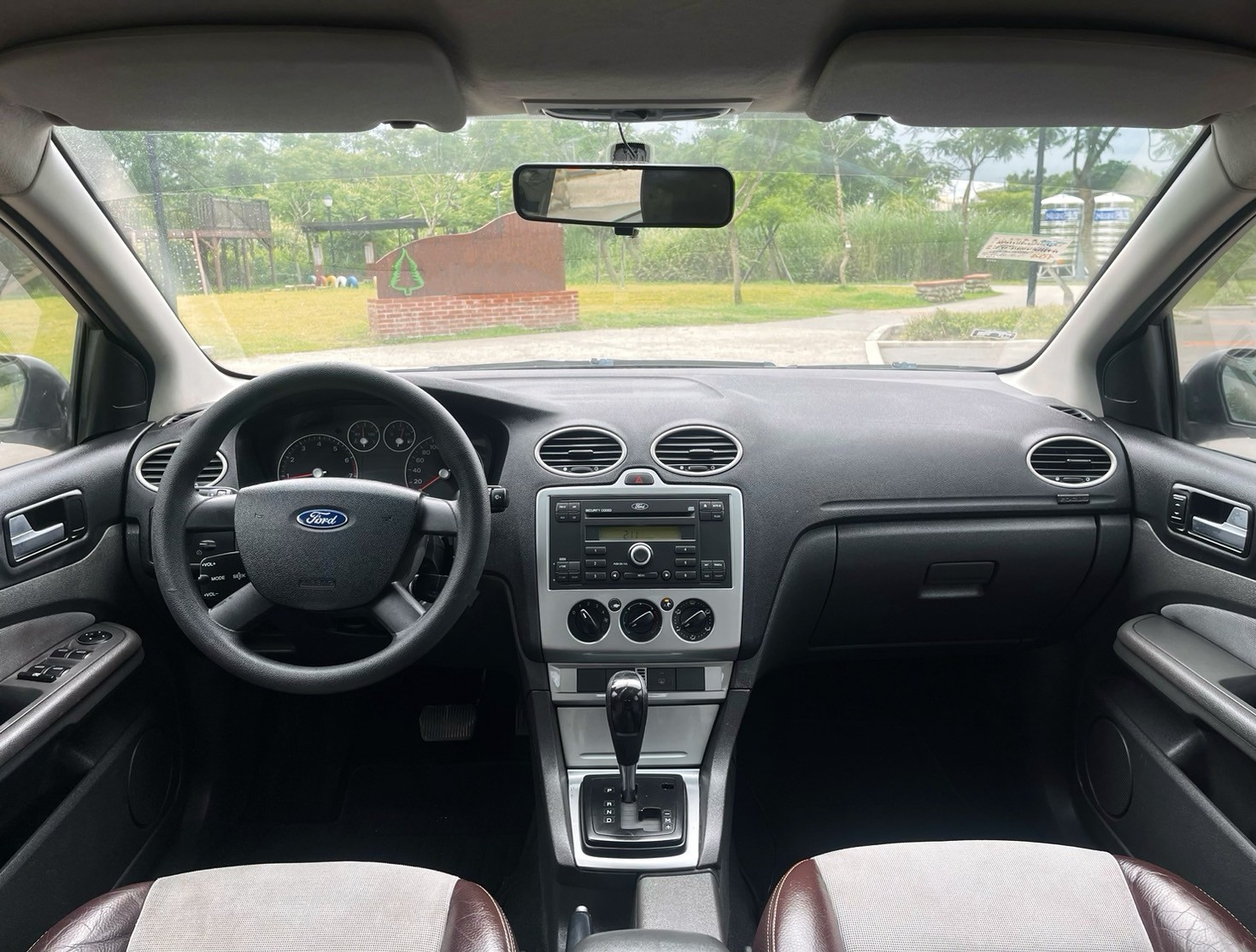 售：FORD FOCUS 佛可司 5門掀背房車 正一手漂亮老師車 無改裝 原版件 無待修 正跑16萬錶準 憑雙證件來直接辦理貸款不看信用 不看記錄 有工作即可 歡迎預約看車！  第2張相片