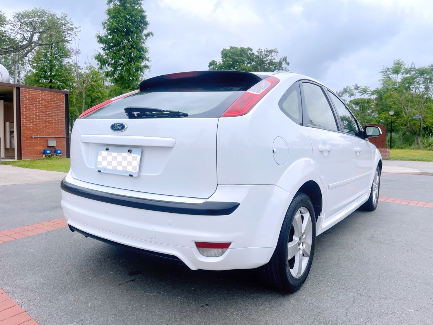 售：FORD FOCUS 佛可司 5門掀背房車 正一手漂亮老師車 無改裝 原版件 無待修 正跑16萬錶準 憑雙證件來直接辦理貸款不看信用 不看記錄 有工作即可 歡迎預約看車！  第3張相片