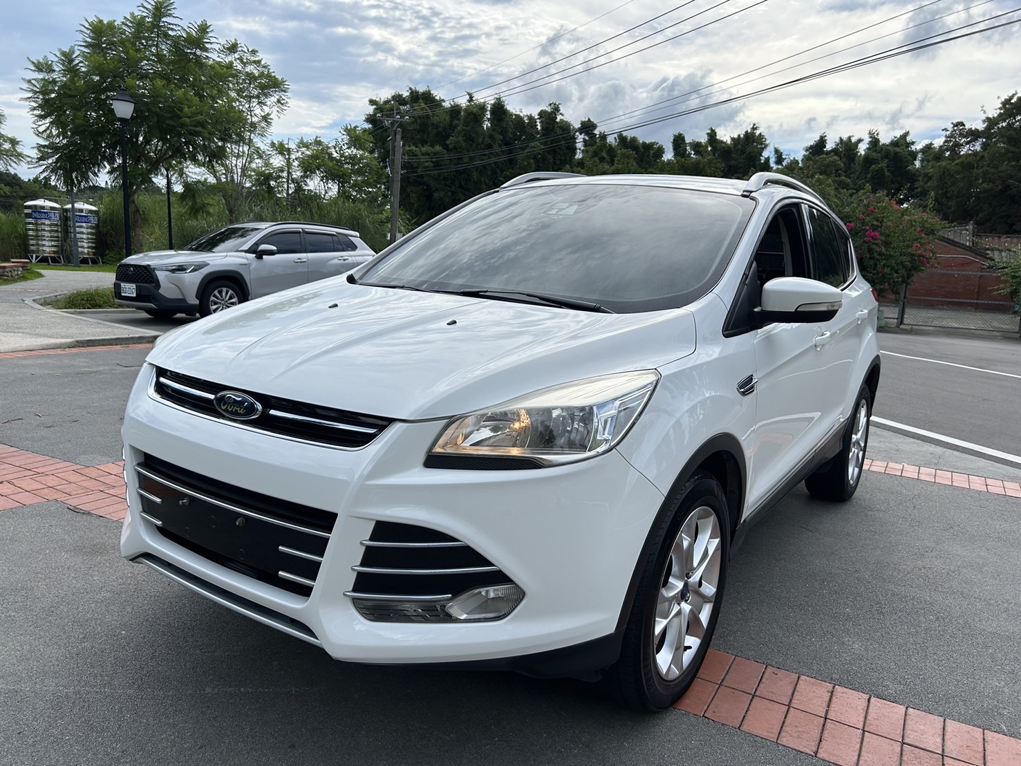 售：福特FORD KUGA 柴油渦輪頂級版 全景窗車道偏移等等超滿配 正跑13萬初有查詢記錄！直接看車最優惠 即日起電話預約看車匯訂最高可折5萬給您！  第1張相片