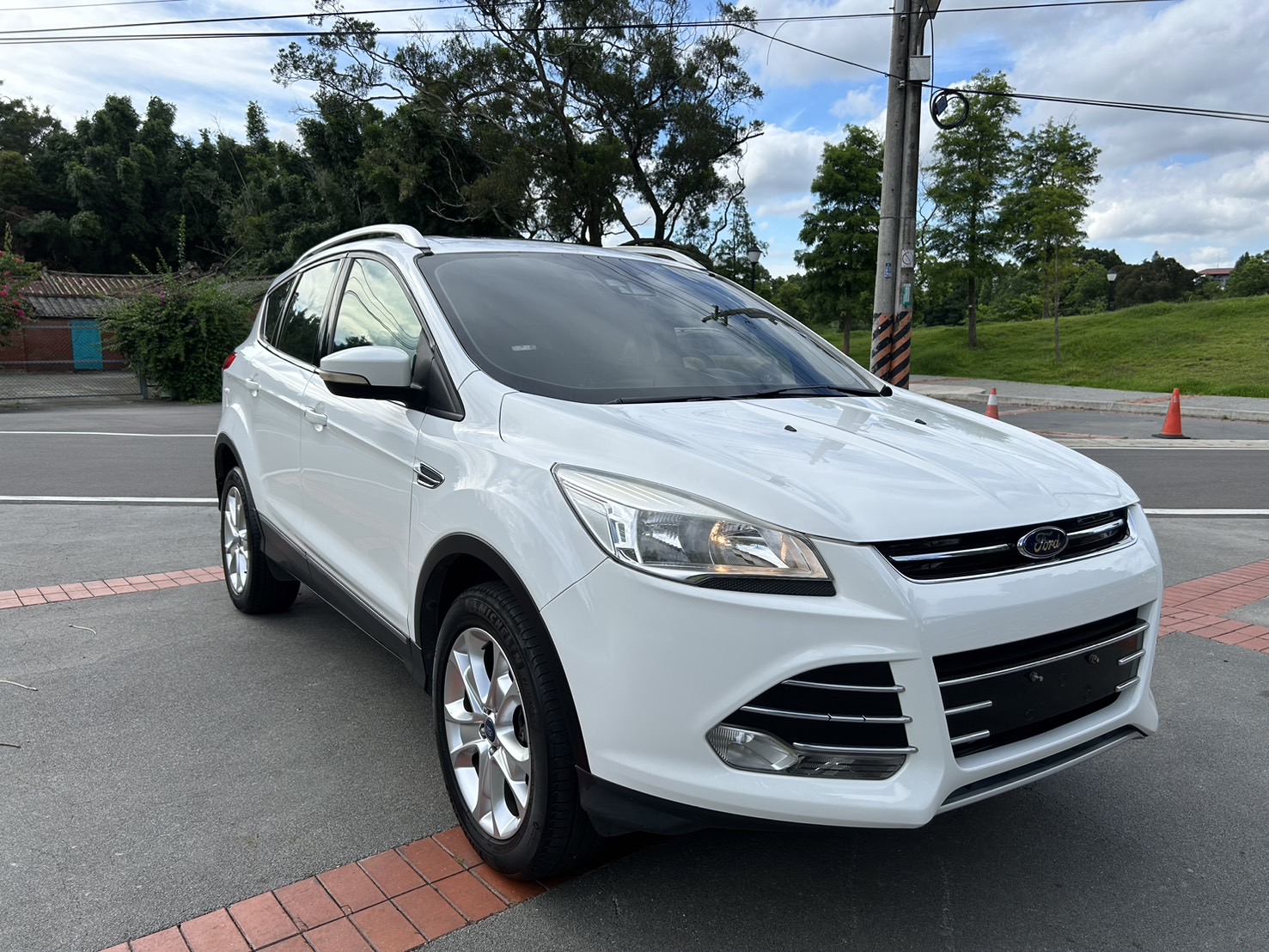 售：福特FORD KUGA 柴油渦輪頂級版 全景窗車道偏移等等超滿配 正跑13萬初有查詢記錄！直接看車最優惠 即日起電話預約看車匯訂最高可折5萬給您！  第2張相片